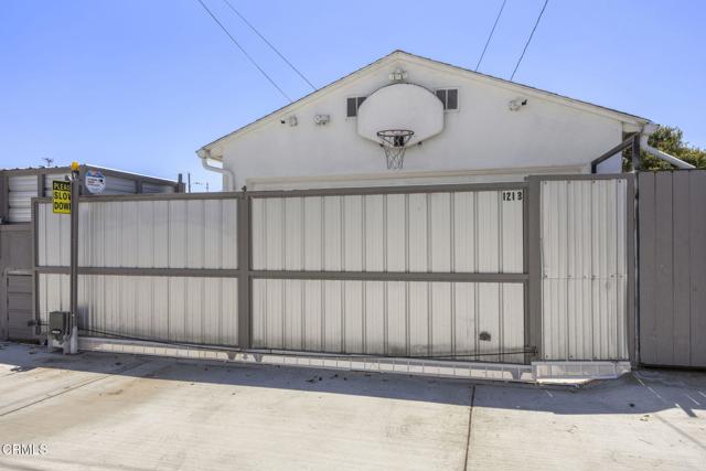 1213 Doris Avenue, Oxnard CA: https://media.crmls.org/mediaz/e0e63253-546d-4ddb-a1cb-0bae4b121e2f.jpg