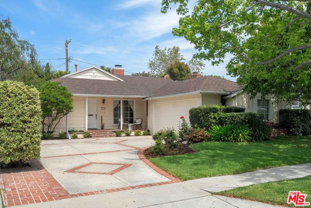 11319 Rose Avenue, Los Angeles CA: https://media.crmls.org/mediaz/e0e65e92-1bf1-4ff7-85e0-37acef9aa95d.jpg
