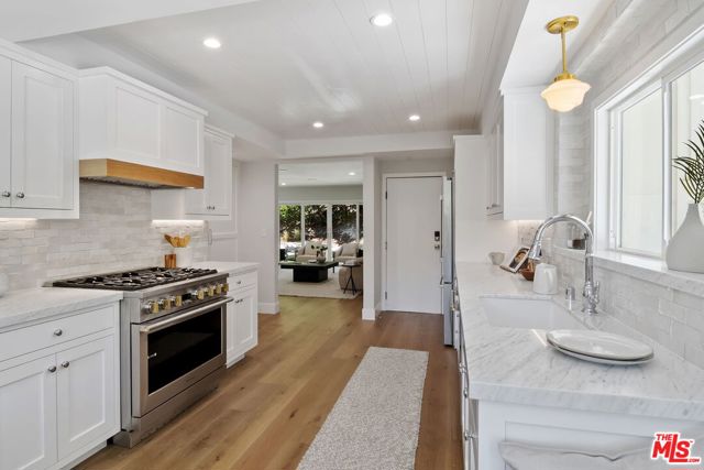 4031 Deerhorn Drive, Sherman Oaks CA: https://media.crmls.org/mediaz/e0e6754e-59bd-4499-819f-3acfa2d90da0.jpg