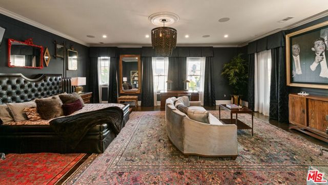 601 S Windsor Boulevard, Los Angeles CA: https://media.crmls.org/mediaz/e0e6e4aa-082c-4704-a75d-5bb8b6326ca1.jpg