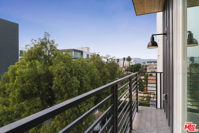 522 N Wilton Place, Los Angeles CA: https://media.crmls.org/mediaz/e0e75bed-2b14-4a50-af04-753f2145f9f1.jpg