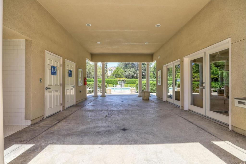 https://media.crmls.org/mediaz/e0e89bfd-5b05-4cac-b5d0-5aa5fdc9f8a9.jpg?preset=X-Large