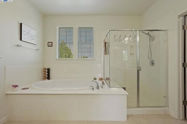 247 N Menlo Park Ct, Mountain House CA: https://media.crmls.org/mediaz/e0e8ab2d-3004-44aa-ace5-5c05ef55abbf.jpg