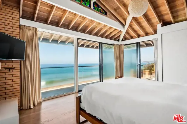 24608 Malibu Road, Malibu CA: https://media.crmls.org/mediaz/e0e9f419-35f4-458e-b3a7-16f671628fa1.jpg
