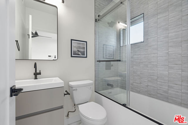 705 6th Avenue, Venice CA: https://media.crmls.org/mediaz/e0ea0735-0564-4f92-9224-9eb8b6f84ffc.jpg