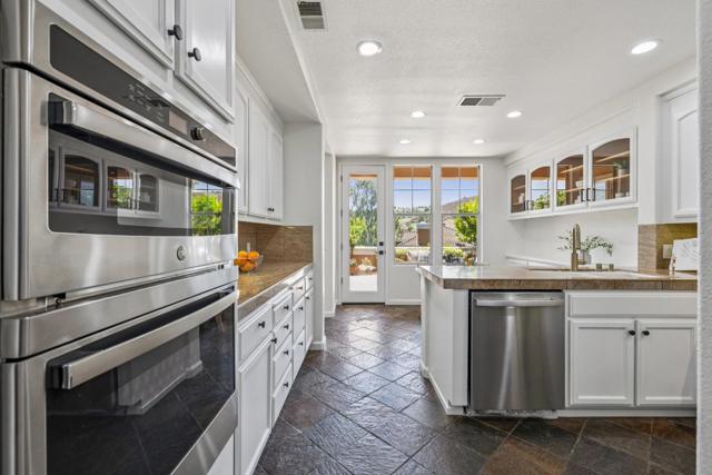 5365 SILVER KNOLL Court, San Jose CA: https://media.crmls.org/mediaz/e0eadc39-df4d-4a22-af9d-8a0994bf34ca.jpg