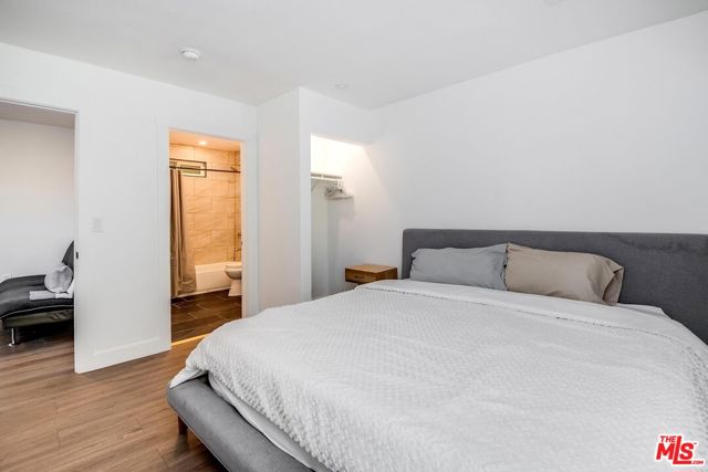 9622 Highland Gorge Drive, Beverly Hills CA: https://media.crmls.org/mediaz/e0eaf64a-f1e1-4fb8-94d3-210cb7275427.jpg