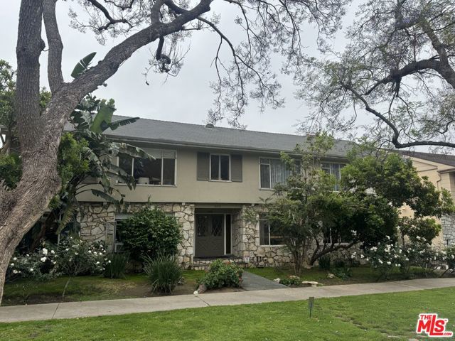 8218 De Longpre Avenue, West Hollywood CA: https://media.crmls.org/mediaz/e0eb2534-9418-4b3d-b243-fd33104d3c8a.jpg
