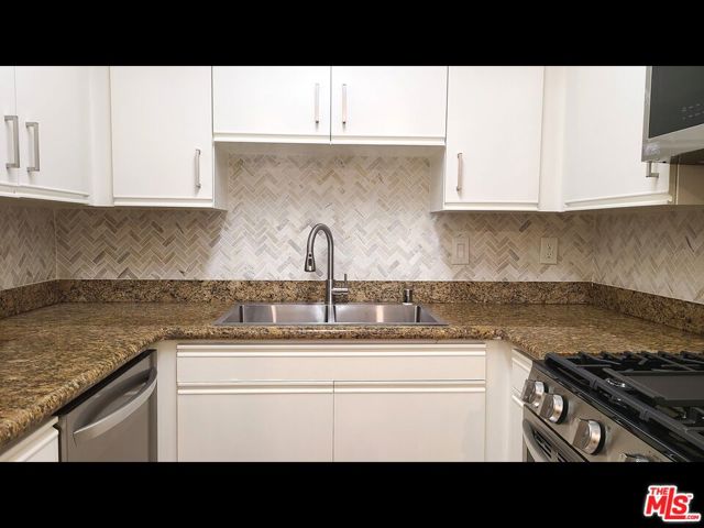 1818 Glendon Avenue, Los Angeles CA: https://media.crmls.org/mediaz/e0eb299a-e165-49b5-a405-2fe58ad30679.jpg