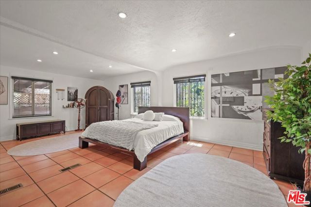 6119 Del Valle Drive, Los Angeles CA: https://media.crmls.org/mediaz/e0eb4843-ca72-4531-a6b7-3725214fd481.jpg