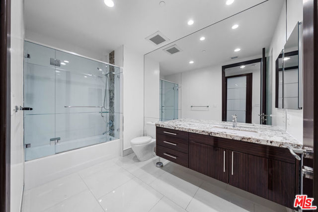1318 Roxbury Drive, Los Angeles CA: https://media.crmls.org/mediaz/e0ec7f8a-da79-4a2e-8cb6-b2917078325c.jpg