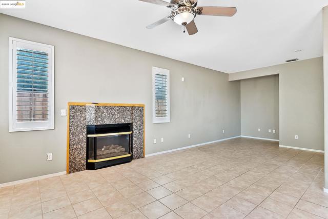 2 Quiet Path Ct, Pittsburg CA: https://media.crmls.org/mediaz/e0eceade-37a2-4a31-8e30-a7ab89001bf2.jpg