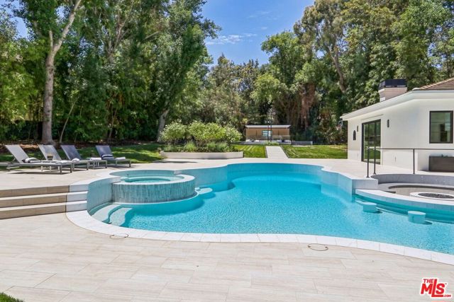 4261 Temma Court, Calabasas CA: https://media.crmls.org/mediaz/e0ed5156-0fcd-4623-9c0d-f96cd730dfdc.jpg