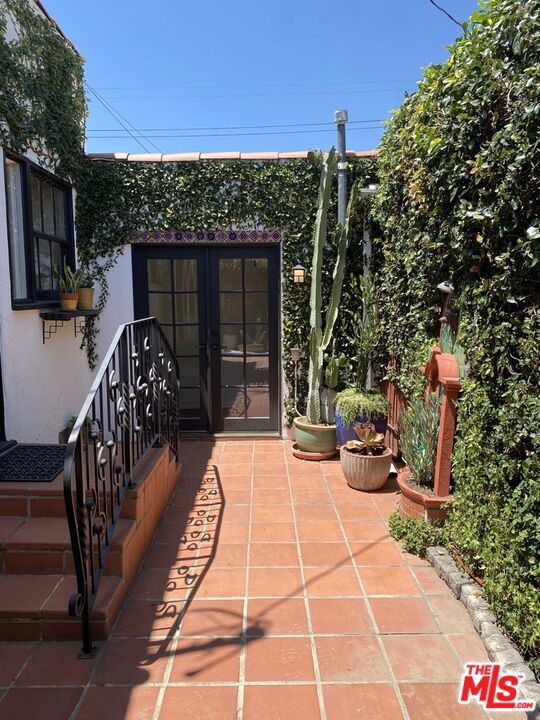 7257 Oakwood Avenue, Los Angeles CA: https://media.crmls.org/mediaz/e0edf039-9112-4756-a386-c0c6f03f2b4e.jpg