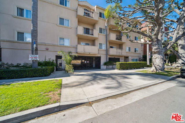 2335 S Bentley Avenue, Los Angeles CA: https://media.crmls.org/mediaz/e0eec503-87d5-4a92-b15d-cb65e6c29184.jpg