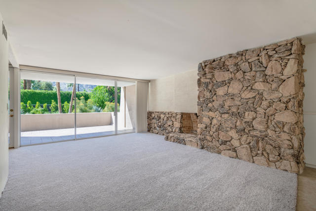 197 W Via Lola, Palm Springs CA: https://media.crmls.org/mediaz/e0f01802-983c-4d44-9834-440916407e6c.jpg