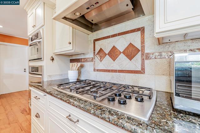 49 Terra Bella Dr, Walnut Creek CA: https://media.crmls.org/mediaz/e0f023f1-6e9d-4d46-8697-0b7234dbe8e8.jpg