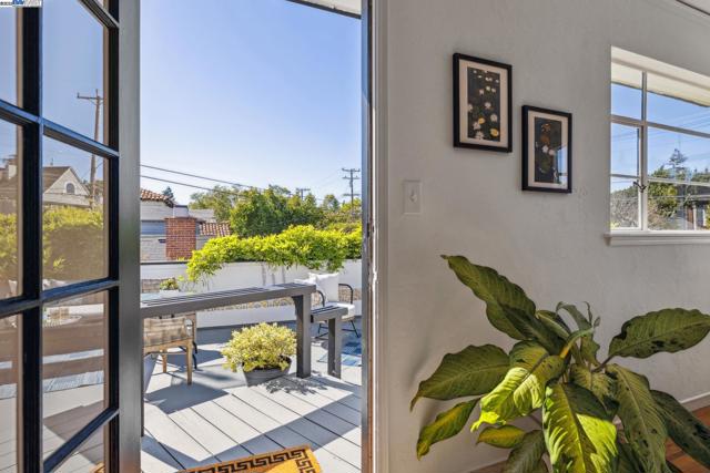1630 Dayton Ave, Alameda CA: https://media.crmls.org/mediaz/e0f026e2-744b-4e75-81d7-518166e3d46a.jpg