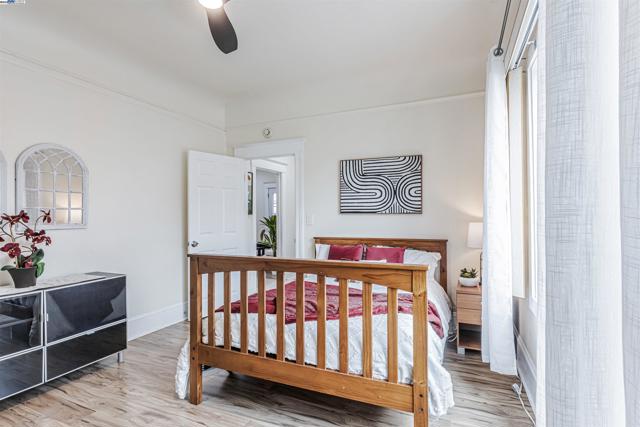 2211 24Th Ave, Oakland CA: https://media.crmls.org/mediaz/e0f179c9-1720-4a48-83ca-dd29f91e9385.jpg