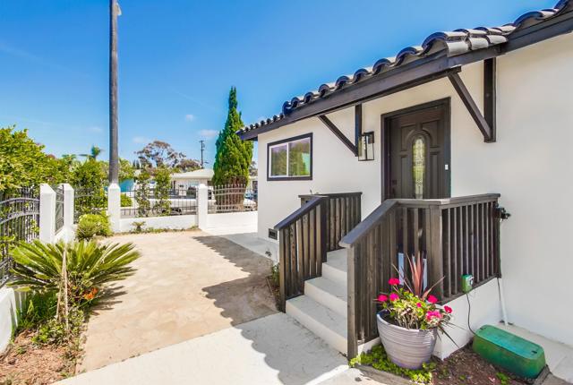 1303 Center Ave, Oceanside CA: https://media.crmls.org/mediaz/e0f18178-4612-408c-a07e-77bcb6ec022b.jpg