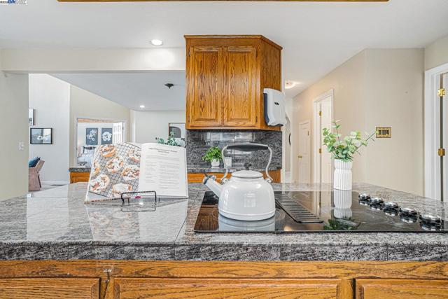 4325 Monterey ct, Discovery Bay CA: https://media.crmls.org/mediaz/e0f1f1fc-80b0-4329-8cfe-56e9d3d9636f.jpg