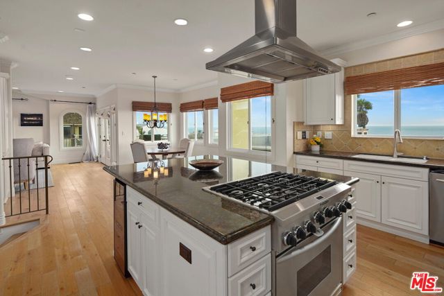 121 15th Street, Manhattan Beach, California 90266, 3 Bedrooms Bedrooms, ,4 BathroomsBathrooms,Residential,Sold,15th,22192181