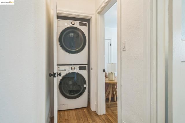 1515 Derby St, Berkeley CA: https://media.crmls.org/mediaz/e0f4eff8-eab6-48f7-8798-13e476db3548.jpg
