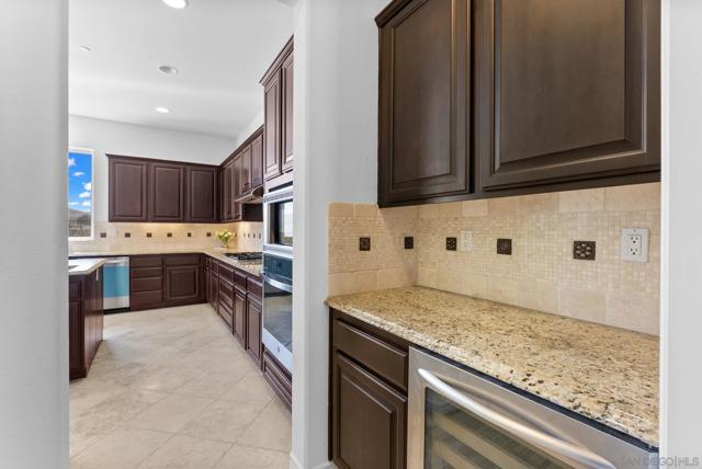 5527 Alexandrine Ct, Oceanside CA: https://media.crmls.org/mediaz/e0f50b20-ddfd-42a1-87dd-fdeeb1dfcb7e.jpg
