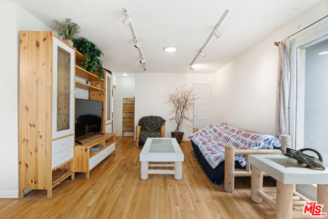420 Venice Way, Los Angeles CA: https://media.crmls.org/mediaz/e0f526a5-9ce0-4708-b5b0-eb975a20751f.jpg