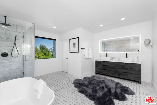 23458 W Moon Shadows Drive, Malibu CA: https://media.crmls.org/mediaz/e0f559dc-6e8e-4962-bcb3-21e435155af1.jpg
