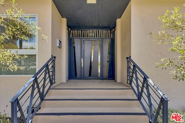 210 S Hamilton Drive, Beverly Hills CA: https://media.crmls.org/mediaz/e0f58b03-d34a-40c4-ad75-0a0024a2cf72.jpg
