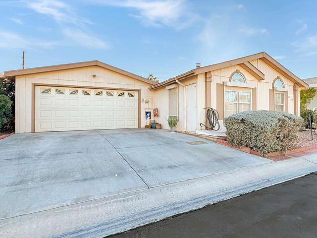 81713 San Cristobal Avenue, Indio CA: https://media.crmls.org/mediaz/e0f71ade-1838-49d7-afe5-c82d06bb9da5.jpg