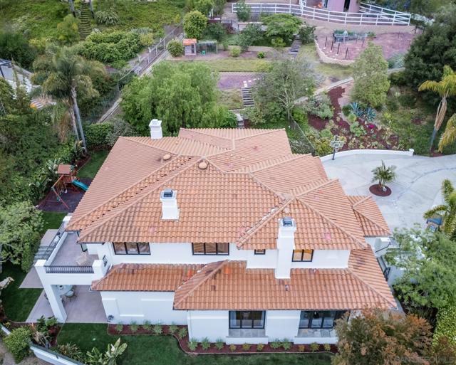 2815 Santa Fe Vista Ct, Encinitas CA: https://media.crmls.org/mediaz/e0f7579b-984c-4289-82dd-3c32525db676.jpg