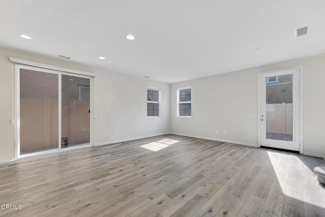 Detail Gallery Image 13 of 34 For 260 Townsite Promenade, Camarillo,  CA 93010 - 3 Beds | 2/1 Baths