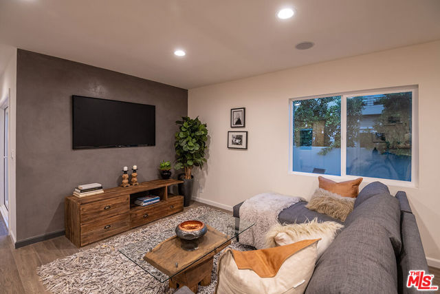 4370 Beck Avenue, Studio City CA: https://media.crmls.org/mediaz/e0f83eac-f40a-430a-8578-06f912ce1408.jpg