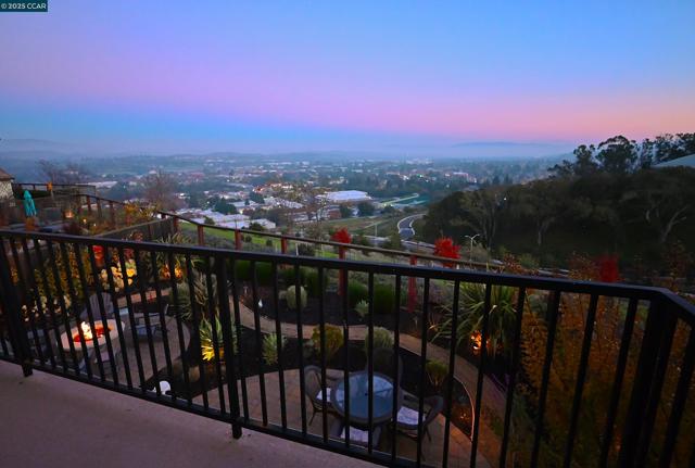 528 Caprio Ct, San Ramon CA: https://media.crmls.org/mediaz/e0f8fc22-bd8e-449c-8375-9dbcafaa1788.jpg