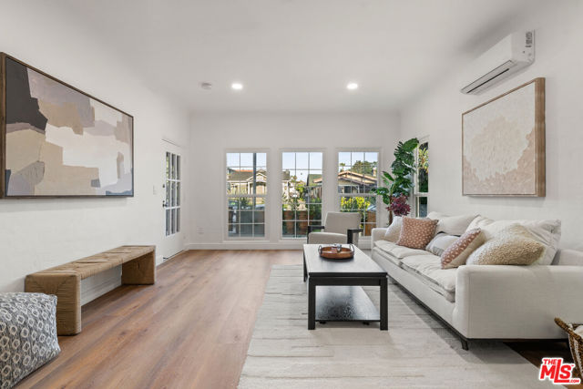 509 1/2 N Hobart Boulevard, Los Angeles CA: https://media.crmls.org/mediaz/e0f95d62-2309-47bc-b1fc-22e781c9a136.jpg