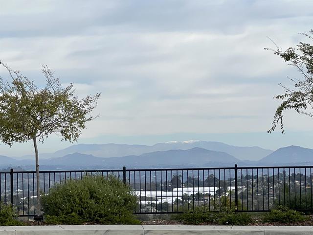 Detail Gallery Image 3 of 26 For 438 Cota Ln, Vista,  CA 92083 - 4 Beds | 3/1 Baths