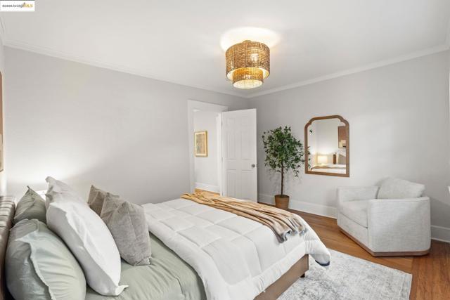 1006 Glendora Ave, Oakland CA: https://media.crmls.org/mediaz/e0f97f1d-16a7-46c5-b897-9a54e1888df4.jpg
