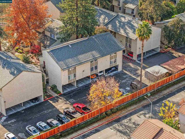 2720 Oak Rd, Walnut Creek CA: https://media.crmls.org/mediaz/e0fb9086-8feb-4e00-9b45-e8b2b65dc9ae.jpg