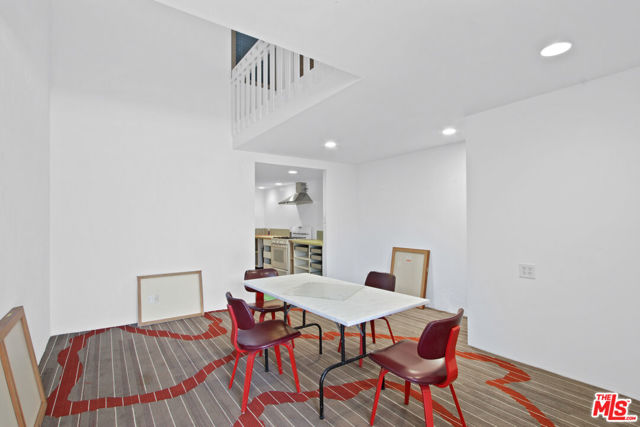 1802 Pacific Avenue, Venice CA: https://media.crmls.org/mediaz/e0fc924d-9b5c-4b8e-8560-0862d4eba73a.jpg