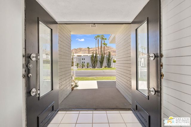 2723 S Kings Road, Palm Springs CA: https://media.crmls.org/mediaz/e0feaead-7a79-42e7-b5d1-8543fb9a90ba.jpg