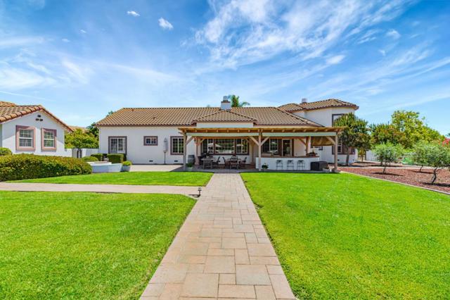 1152 Little River Drive, Hollister CA: https://media.crmls.org/mediaz/e0ff09da-dc69-41ef-a10f-faeb8b7d7fa9.jpg