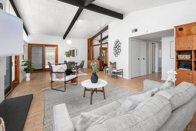 8402 Sugarman Dr, La Jolla CA: https://media.crmls.org/mediaz/e100390a-11ba-4b76-8fc7-2bae0808b19a.jpg