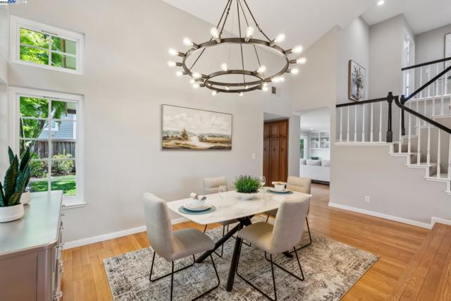 82 Applegate Way, Alameda CA: https://media.crmls.org/mediaz/e10092a7-bd3a-4a16-bf3e-61029d0e8593.jpg