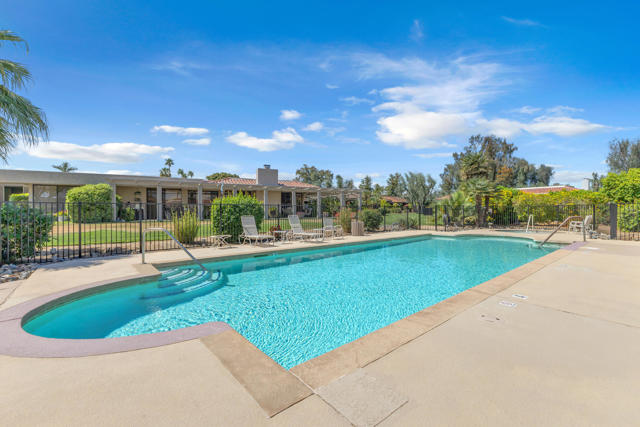 5 Stanford Drive, Rancho Mirage CA: https://media.crmls.org/mediaz/e10093d0-923d-4f13-84ec-26aceeb214bc.jpg