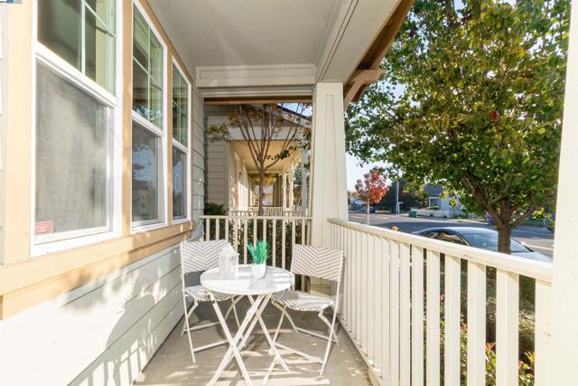 328 C St, Hayward CA: https://media.crmls.org/mediaz/e101f2c6-37be-4eb2-98f8-ca145e260f83.jpg