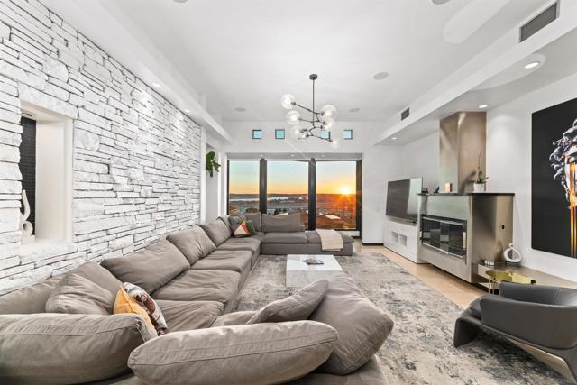 3515 Union St, San Diego CA: https://media.crmls.org/mediaz/e102bcb4-26be-4396-a232-d3818332d9df.jpg