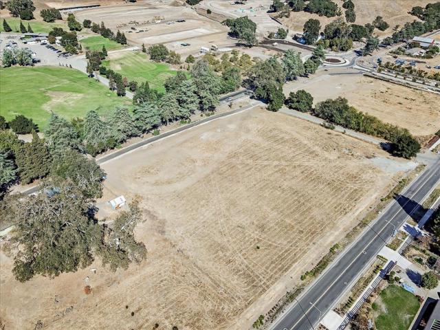 2740 Hecker Pass Road, Gilroy CA: https://media.crmls.org/mediaz/e102cccf-4cfe-433b-8086-0edb2cd0fbff.jpg