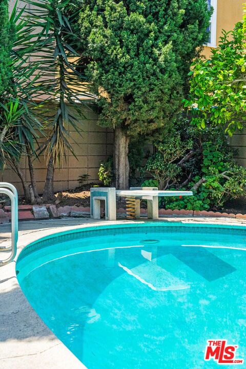 5342 Lemon Grove Avenue, Los Angeles CA: https://media.crmls.org/mediaz/e1037d1b-2ade-4d52-8bcc-42713a2dcf24.jpg
